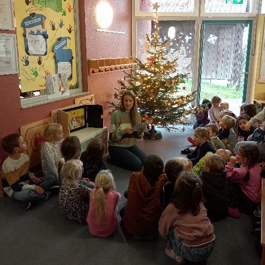 Wir hören Adventskalendergeschichten unter unserem Weihnachtsbaum